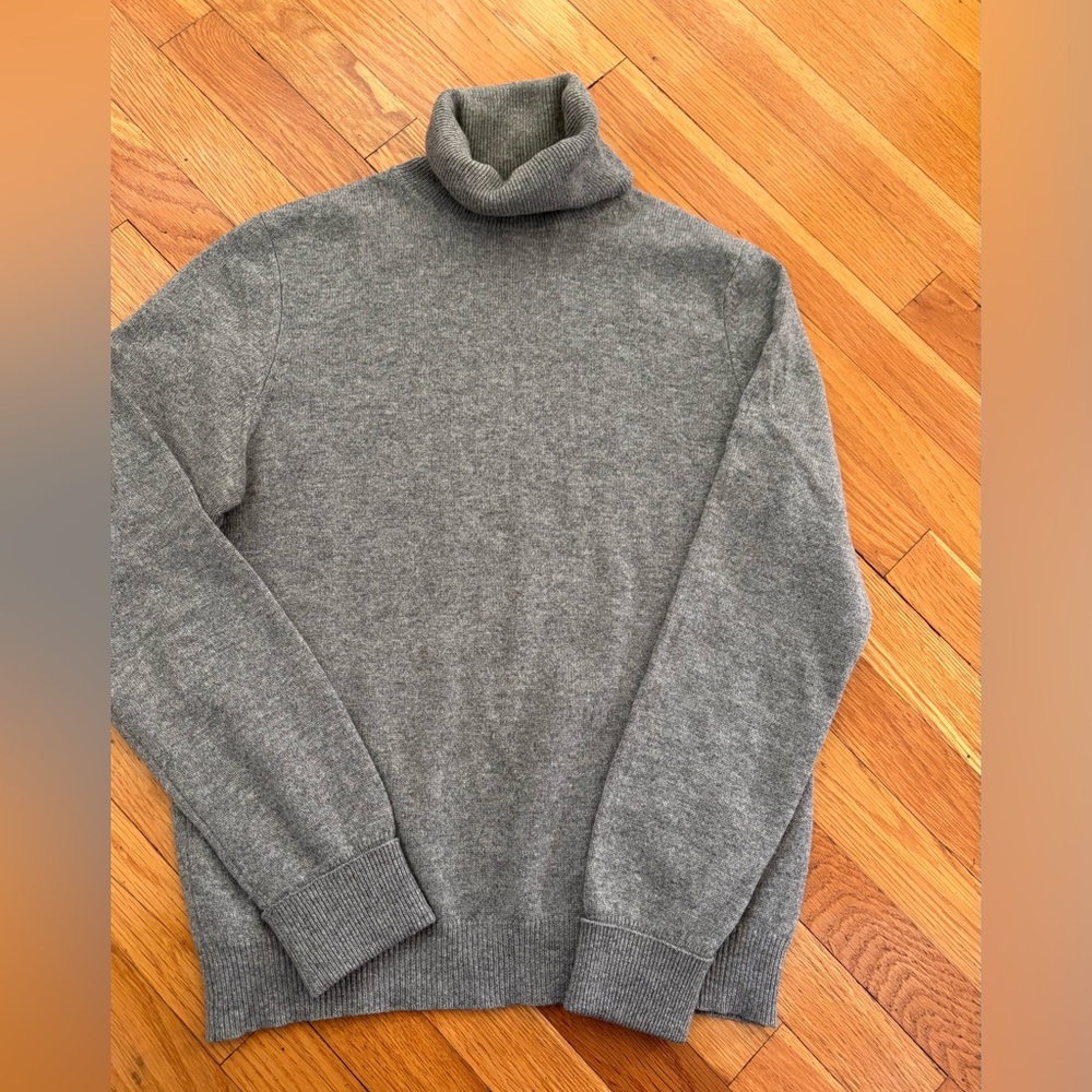 Brooks Brothers grey cashmere turtleneck sweater. Size XS